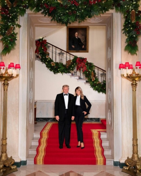 Мелания и Дональд Трамп поделились последним рождественским фото из Белого дома
