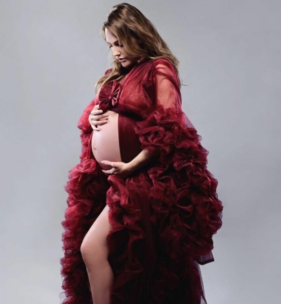 Звезда "Великолепного века" впервые продемонстрировала беременный животик