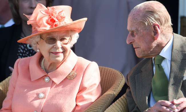 Королева Елизавета II и ее супруг сделали прививки от коронавируса
