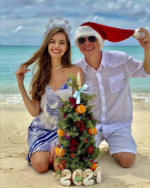 Мальдивы, Карпаты и Бали: где на новогодних каникулах отдыхают Кароль, Дорофеева, Комаров и другие звезды