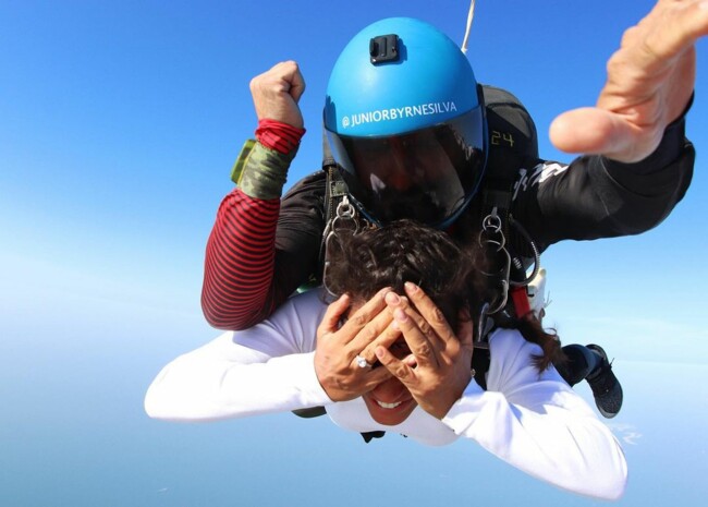 "Ощущения невозможно описать": Санта Димопулос поборола свой страх высоты, прыгнув с парашютом - фото