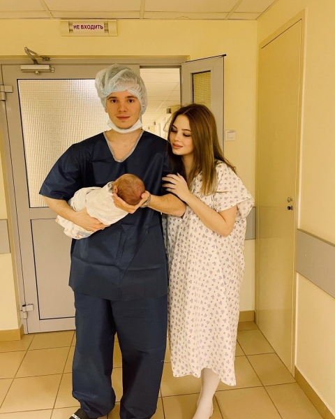 Певица Валерия стала бабушкой: первые фото новорожденной малышки