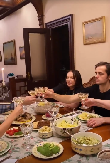 С семьей под Киевом: София Ротару встретила новый год в кругу близких (фото)
