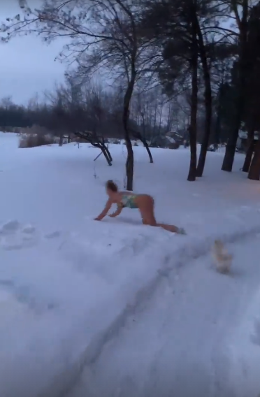 Бесстрашная Оля Полякова в одном купальнике прыгнула в снег