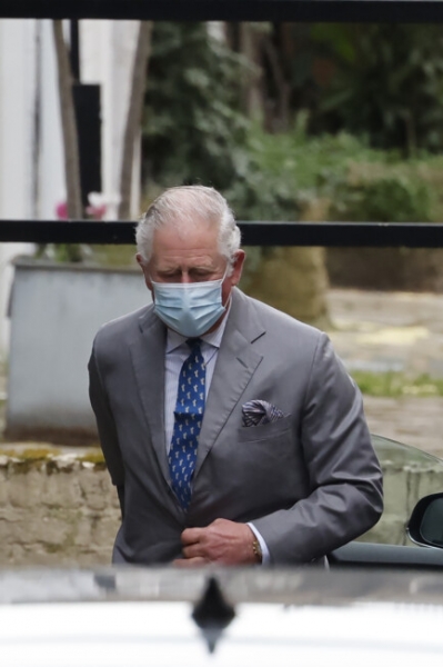 Очень грустный принц Чарльз проведал больного 99-летнего отца в больнице: фото