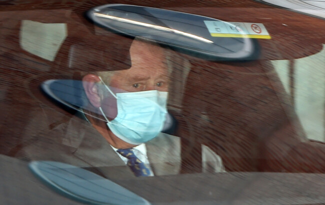 Очень грустный принц Чарльз проведал больного 99-летнего отца в больнице: фото