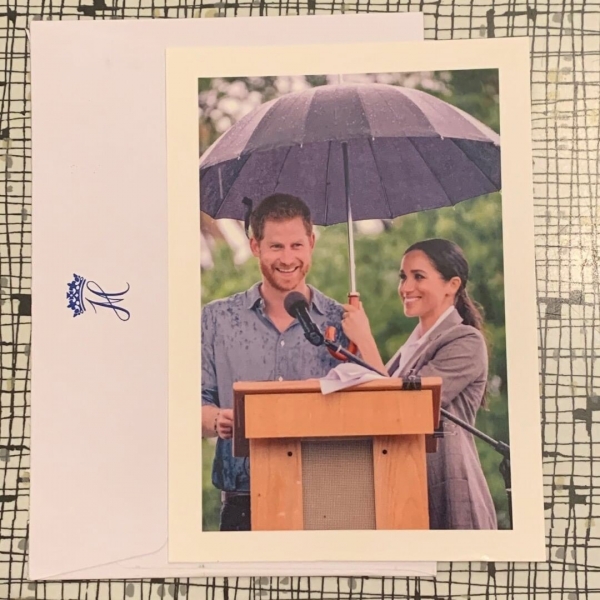 Поклонник внезапно получил милую открытку Меган Маркл и принца Гарри. Фото попало в Instagram