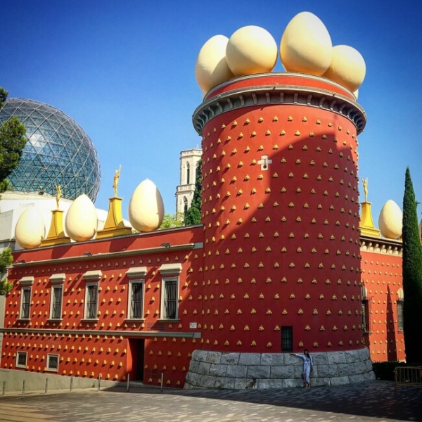 Самые дорогие и необычные дома знаменитых людей: дворец-пузырь и экодом в форме глаза