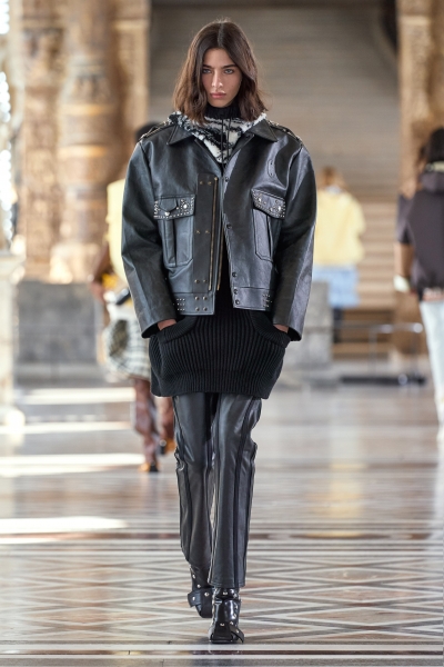 Гиперобъемные пуховики, высокие сапоги и другие маст-хэвы следующей осени от Louis Vuitton