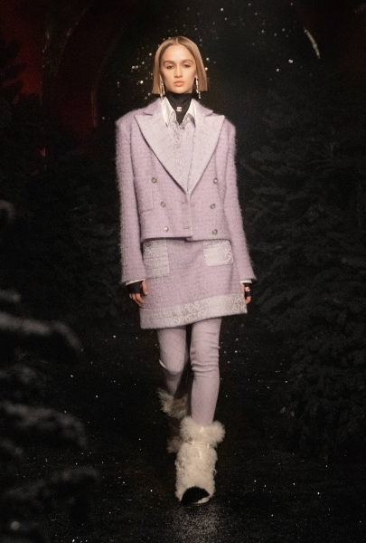Стеганые костюмы и обувь из овчины: новая коллекция Chanel, которую вы точно не ожидали увидеть