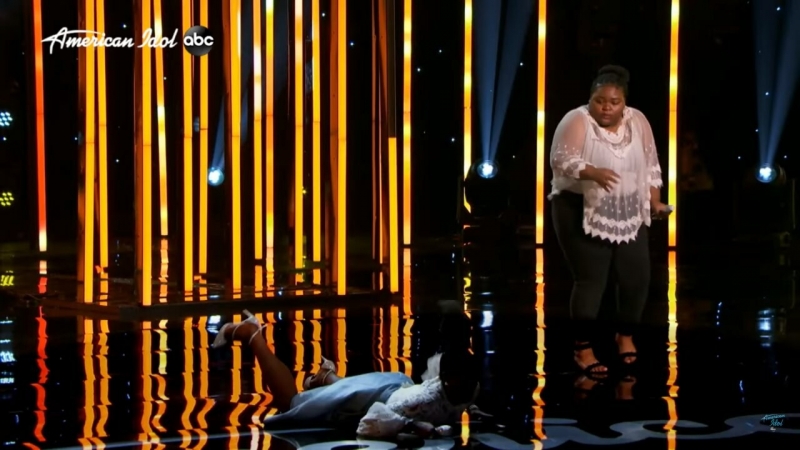 Участница телешоу упала в обморок на сцене, слушая критику жюри (видео)