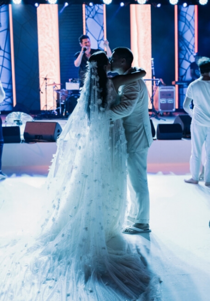 Волшебные свадебные образы Иванны Онуфрийчук и ее мужа. Разбираем все до мелочей (фото)