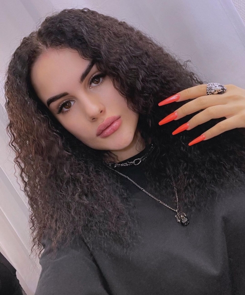 Блогерша Карина Аракелян нарастила ногти длиной в 1,5 метра: видео