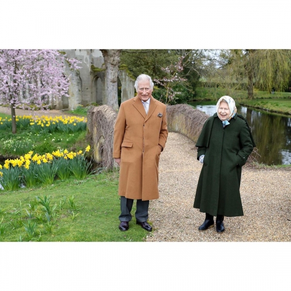 Елизавета II и принц Чарльз на прогулке  в королевском саду: новые фото