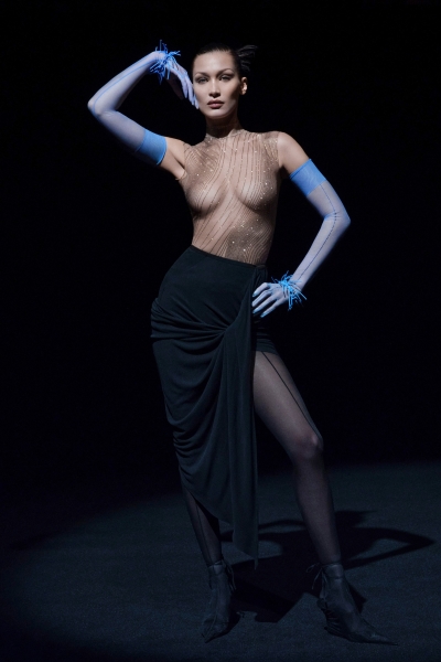 Голые боди и рваные платья: ультрасексуальный показ от Mugler