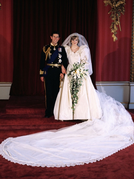 Свадебное платье принцессы Дианы впервые после ее смерти выставят на публику: 12 фактов о наряде