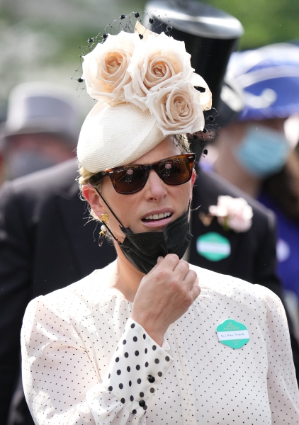 Безумные шляпницы: в каких аксессуарах были замечены гостьи на королевских скачках (фото)