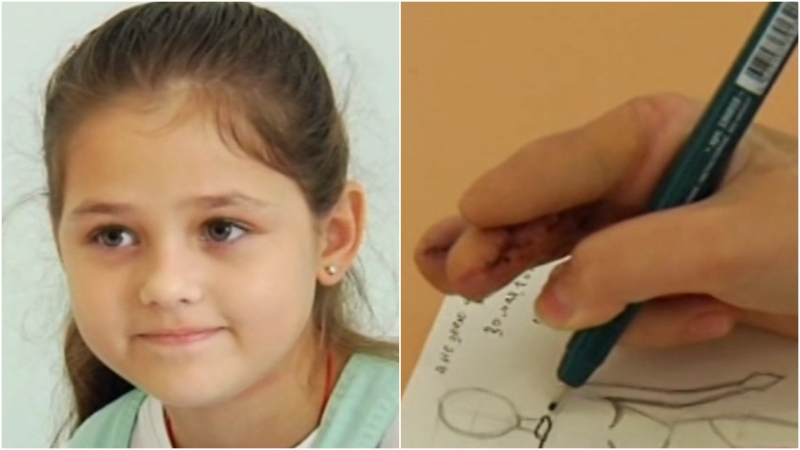 Как восстановить палец после. Дети прказываеют пальцом на девочку школа. 10 Пальчиков у девочек. Что видит пальцев для девочки 8 лет.