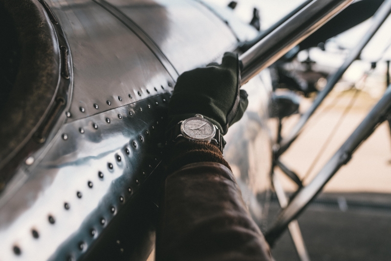Серебряный хронограф Zenith, вдохновленный авиацией, как дань бренда собственной истории