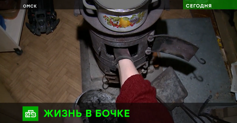 Без света, воды и электричества: 20 фото бочки, в которой живет пенсионерка из Омска