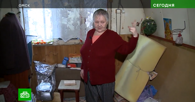 Без света, воды и электричества: 20 фото бочки, в которой живет пенсионерка из Омска