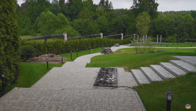 «Дом мечты»: Полина Гагарина провела рум-тур по загородному особняку и саду