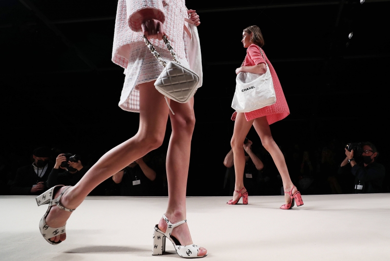 Твид, кожа и латекс: чем запомнилась коллекция Chanel весна-лето 2022