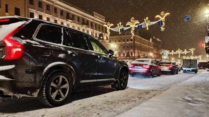 Дороги Петербурга сковало ледяной коркой: движение в Северной столице затруднили морозы
