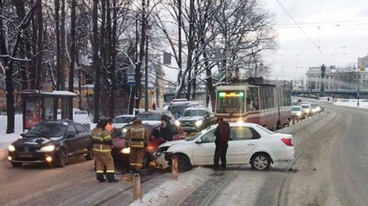Движение трамваев на Каменном острове в Петербурге оказалось парализовано в обе стороны из-за ДТП