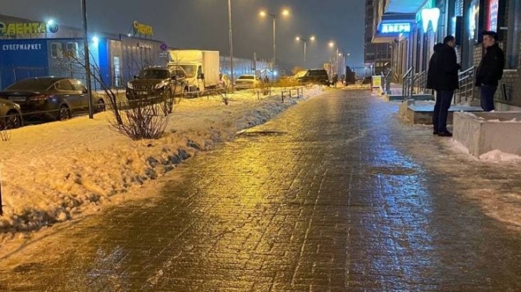 Горы снега, прорывы труб и каток вместо тротуаров: с какими проблемами столкнулся Петербург в 2021 году