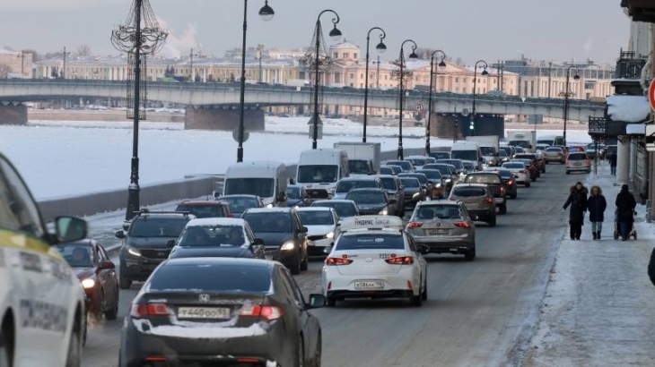 Горы снега, прорывы труб и каток вместо тротуаров: с какими проблемами столкнулся Петербург в 2021 году
