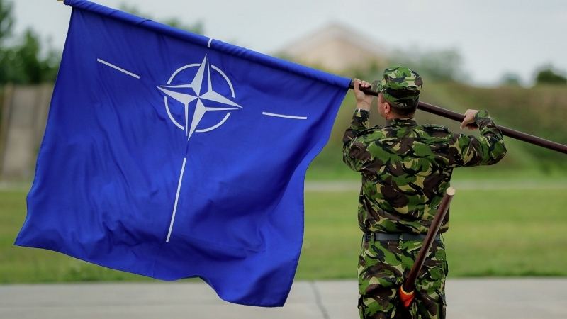 Кому война, а кому — поток финансирования: НАТО вытягивает из Байдена деньги