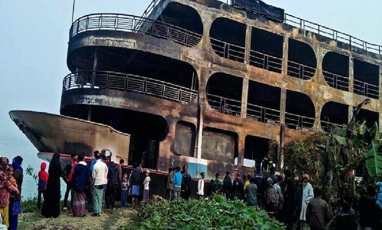 На пароме в Бангладеш произошел пожар: 38 погибших, 60 травмированных. Фото и видео
