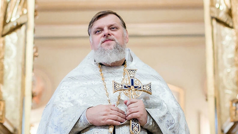 Священник отреагировал на появление Киркорова в куртке с иконами