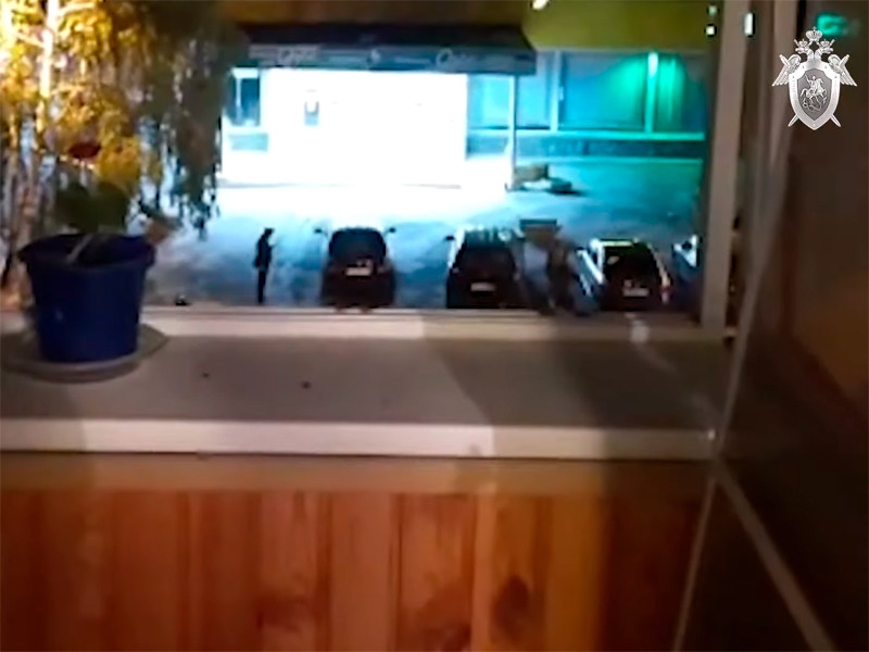 В Екатеринбурге мужчина открыл стрельбу с балкона, ранены девочка и сотрудник Росгвардии (ВИДЕО)