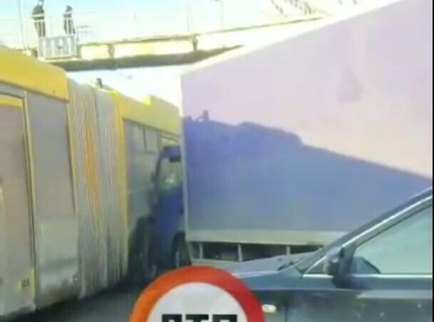 В Киеве произошла авария с участием грузовика и пассажирского автобуса. Видео