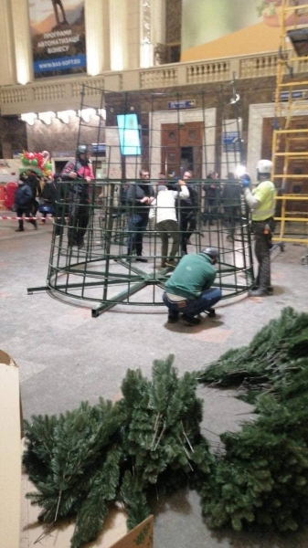 В Киеве ''пропала'' новогодняя елка за 5 млн гривен: в УЗ опровергли ''зраду''. Фото