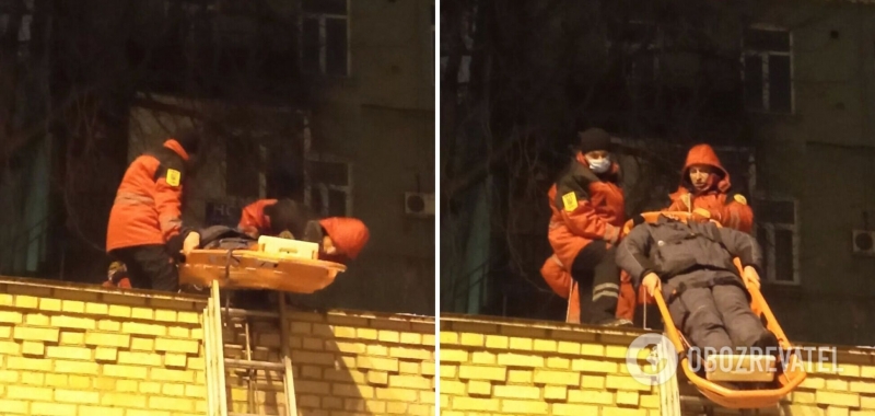 В Киеве спасатели уронили с крыши гаража мужчину: в КАРС пояснили причину. Видео