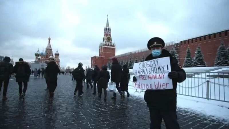 В Москве бывший полицейский вышел на Красную площадь с плакатом ''Путин убийца''. Фото