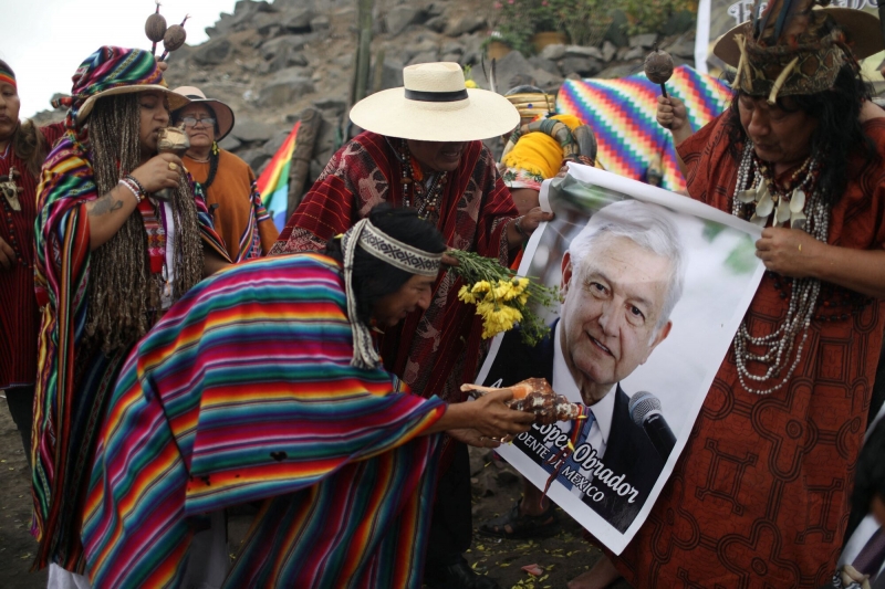 В Перу шаманы провели ритуал с портретами политиков: среди них были фото Зеленского и Путина. Видео