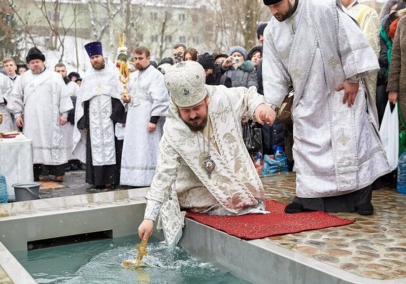 Что делать с остатками прошлогодней святой воды: в церкви дали ответ