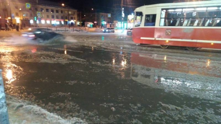 Год ушел, ветхие трубы остались: коммунальные аварии захлестнули Петербург