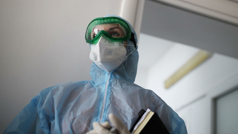 Инфекционист предупредил о рисках "естественной иммунизации" при "омикроне"