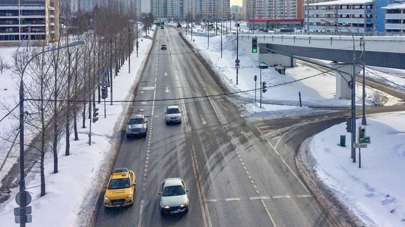Конструкции для строительства метро упали с полуприцепа на проезжую часть в Москве