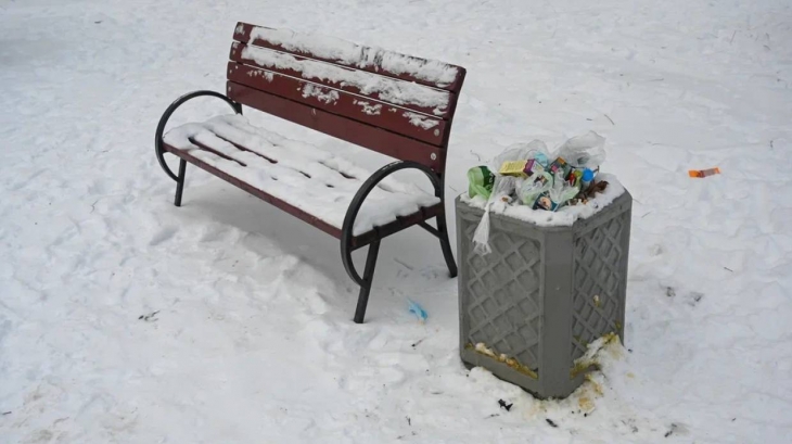 Кучи мусора во дворах Петербурга стали «дополнением» к неубранным грязевым сугробам