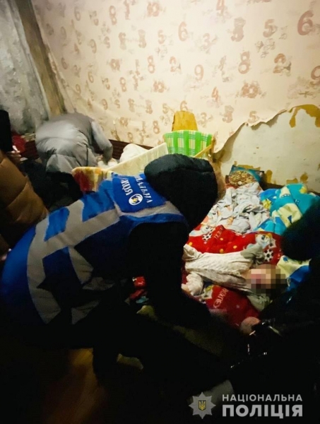 Малыши жили в забитой мусором квартире: в Киеве соцработники изъяли трех детей из-за антисанитарии. Фото