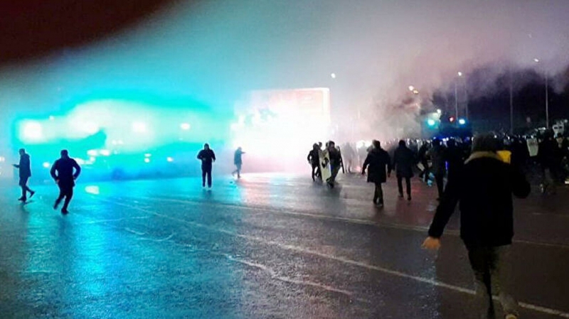 На корреспондента "Медиазоны"* напали протестующие в Алма-Ате