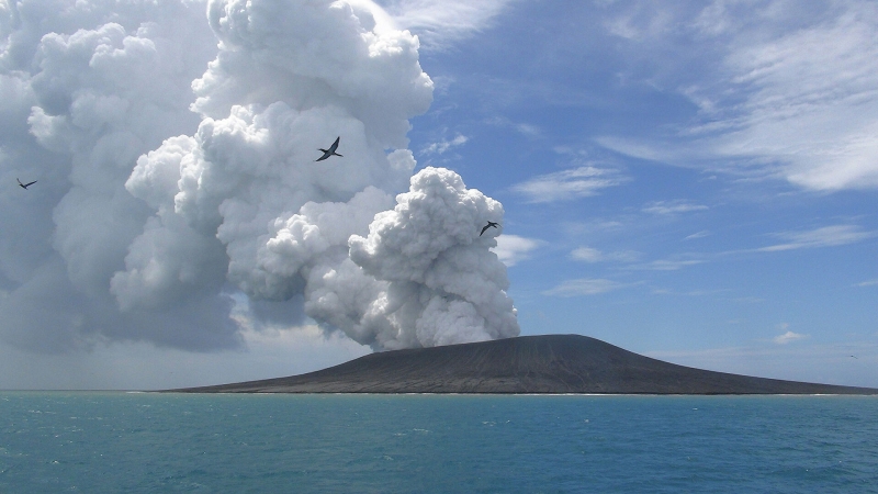 На Самоа после извержения вулкана эвакуировали более ста семей