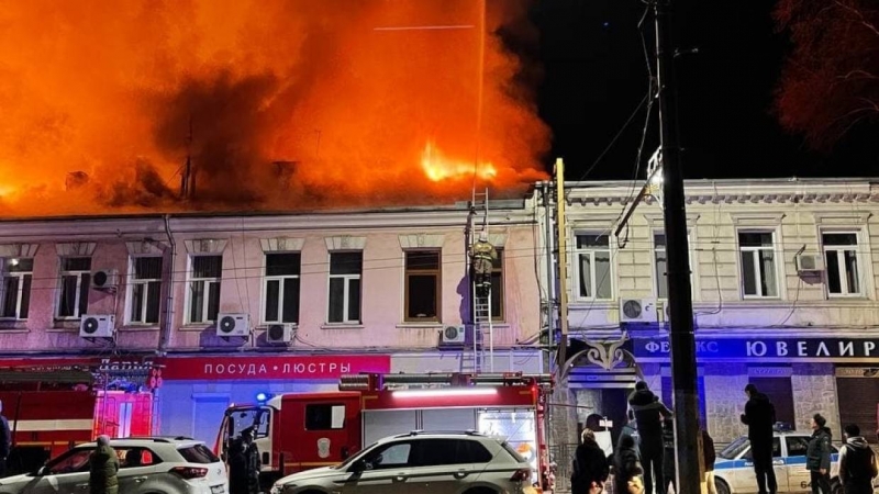 Очевидцы делятся пугающими видео пожара в жилом доме в Ялте