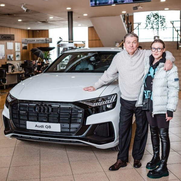 Олег Блохин купил авто за 2 млн грн, показав вторую жену и повзрослевшую дочку. Фотофакт